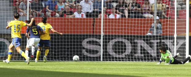 Fifa suspendió a la portera de la selección Colombia Yineth Varón | AP | Colombia se salvó de más goles en contra. El gol de Suecia llegó en el minuto 57 con Jessica Landstrom.