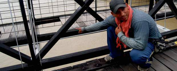 Organismos de rescate siguen sin encontrar desaparecidos en Santa Fe de Antioquia | Archivo | Vecinos del Puente de Occidente José María Villa venían denunciando el mal estado de la estructura de madera.