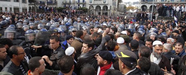 Reuters | Un grupo de personas gritaban consignas antigubernamentales en una plaza en la capital de Argelia, el sábado, pero fueron rodeadas por cientos de policías decididos a erradicar cualquier intento de organizar una revuelta tipo Egipto.