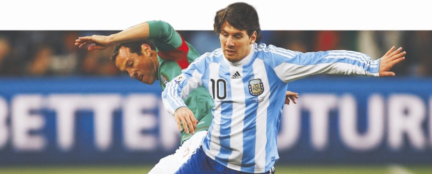 Tácticas y cansancio le ganan al fútbol | Reuters, Sudáfrica | Messi ha querido brillar en el Mundial. Sin embargo, la marca fuerte en algunos partidos le ha impedido tener más lustre. Sus colegas futbolistas consideran que el gaucho podrá tener mejor papel en cuartos de final.