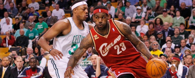 James, sin anillo y con un futuro incierto | Reuters | Otra temporada más, ya van siete desde que llegó a la NBA, que James (der.), la estrella, que ha ganado dos premios consecutivos de Jugador Más Valioso (MVP), se ha quedado sin el anillo de campeón de liga.