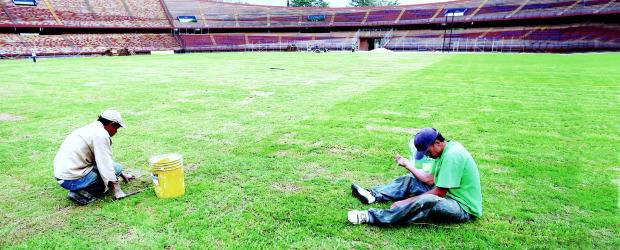 Grama nueva implicará más sacrificios | Juan Antonio Sánchez | El cuidado del césped del estadio Atanasio Girardot se realiza las 24 de horas del día, con cinco frentes de trabajo en los diferentes sectores para que soporte las semanas duras como la actual, en la que se jugarán tres partidos: uno por la Copa Colombia Postobón y dos por la Liga Postobón.