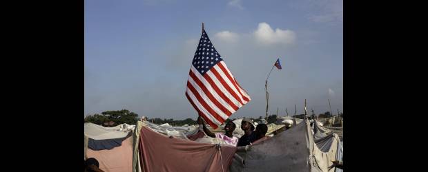 Bandera de Estados Unidos en Haití | AP - Puerto Príncipe, Haití | Según el embajador, Joseph Raymond, internet y la constante comunicación entre el presidente y la prensa han sido clave para que los cerca de 1,25 millones de haitianos que viven en E.U. esten informados.