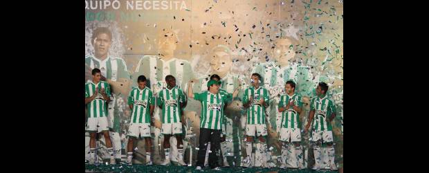 A estrenar frente al tiburón | Róbinson Sáenz | El hincha Juan Camilo Álvarez y los jugadores exhiben la camiseta de competencia que tendrá desde hoy Atlético Nacional. El acto fue en Plaza Mayor.
