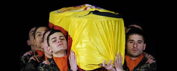 Colombianos en España: héroes que retan la muerte | Archivo | John Felipe Romero murió en Afganistán el lunes 1 de febrero de este año. Al día siguiente su cuerpo llegó a Barcelona. Este colombiano fue uno de los héroes que sacrifican su vida por darle bienestar a su familia y por buscar nuevos horizontes en una país con más y mejores posibilidades.
