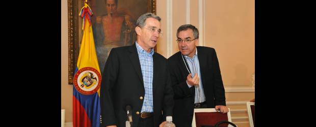 Uribe pasó al tablero y reitero bondades de Emergencia | SP, Bogotá | El presidente Álvaro Uribe atendió múltiples llamadas de ciudadanos que estaban confundidos con los decretos de la Emergencia Social. Varias agremiaciones del sector salud también reiteraron dudas respecto a la expedición de las normas.