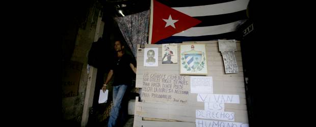 Orlando murió cuando era sólo huesos | Franklin Reyes, AP - La Habana, Cuba | Las manifestaciones de los cubanos no se hicieron esperar en las calles de La Habana, luego de la muerte de Orlando Zapata, uno de los capturados en aquella primavera negra de 2003.
