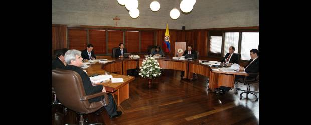 Camino cargado de obstáculos selló su suerte | Colprensa | Siete sesiones y 18 días necesitaron los 9 magistrados de la Corte Constitucional para tomar una de las decisiones más esperadas por todo el país. Desde octubre de 2007, cuando se dio inicio a la iniciativa popular del referendo, los argumentos de la oposición y los promotores comenzaron una serie de interpretaciones y conclusiones que generaron incertidumbre en todo el país.