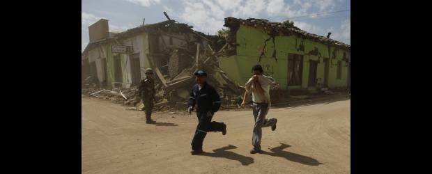 Hubo doble réplica y Chile revivió horas de terror | Luis Hidalgo, AP - Constitución, Chile | En Constitución, una población de mil habitantes y una de las zonas más afectadas de la costa del Maule, la gente sufrió momentos de pánico.