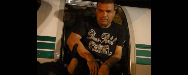 "Kener" mintió hasta último momento | Jaidy Adriana Rios Becerra-policía Nacional | Este es el momento en el que alias "Kener" llega fuertemente escoltado a la ciudad de Bogotá. Según el general Óscar Naranjo, director de la Policía, Daniel Alejandro Serna fue capturado gracias a la información de cooperantes.