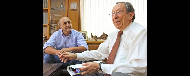 Montoya, con el apoyo de Juan Gómez | Juan Fernando Cano | Juan Gómez Martínez (der.) y Carlos Mario Montoya, durante la reunión que sostuvieron ayer y en la que el primero dio su apoyo público al segundo.