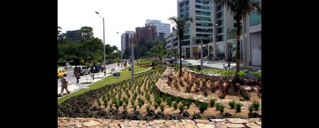 Medellín, una ciudad que sorprende | Jaime Pérez | La Milla de Oro, dicen, no tiene nada que envidiarle a grandes ciudades. Además, la Alcaldía le apuesta a parques públicos como La Presidenta, que acompaña los centros comerciales, restaurantes, hoteles, apartamentos y oficinas que hacen parte de este exclusivo sector de la ciudad.