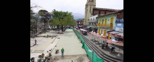 Amagá va a estrenar corazón | David Sánchez, Enviado Especial Amagá | Después de que el Gobernador de Antioquia se pusiera serio y recomendara la construcción de un nuevo parque, comenzaron los trabajos que verán la luz en el mes de abril, cuando se terminen las obras del nuevo centro de Amagá, donde los peatones tendrán el privilegio y no las tiendas y los roedores como antes.