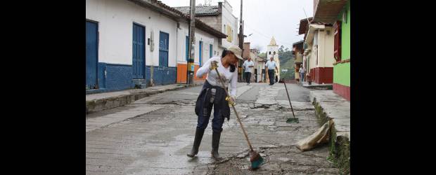 Pueblo verde y con ángeles | Róbinson Sáenz, Angelópolis | En Angelópolis las mujeres hacen su aporte. En la foto aparece Carmen Silva, de Asomuangel, organismo en el que se agrupan para adelantar varios planes por sus familias y el bienestar de la localidad. Arriba, las integrantes de Gofauran, que reciclan y motivan a la comunidad a hacerlo.