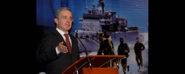 Uribe pide no limitar extradiciones | Colprensa | El presidente Uribe declaró que gran cantidad de los delitos de lesa humanidad cometidos en Colombia, tienen que ver con el narcotráfico, razón por la cual éste debería ser considerado como un delito de lesa humanidad.