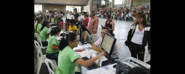 Una feria para soñar con casa | Esteban Vanegas | El balance del primer día de la Feria del Subsidio de Vivienda fue positivo para los organizadores. Hoy atenderán de 6:00 a.m. a 6:00 p.m. y el sábado hasta las 4:00 p.m. Para mayor información se puede llamar al 4442080.