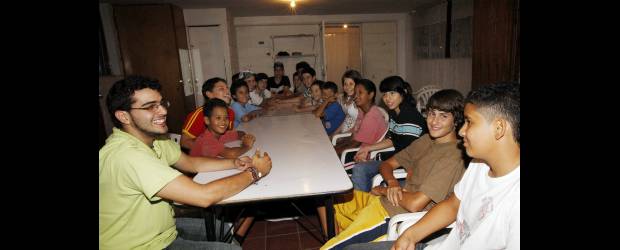 El estudio es de dame y toma | Jaime Pérez | Alejandro Arango estudia Bacteriología en el Colegio Mayor de Antioquia con recursos del presupuesto participativo que su comuna, la 7 - Robledo- priorizó para educación superior. Él corresponde con trabajo social dando clases de teatro y fútbol a los miembros de grupo juvenil que creó en La Pola Monteverde.