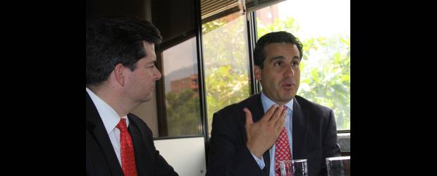 Diversificar en 2010, reto para mejorar inversión | Henry Agudelo | El mexicano David Buenfil, presidente de Skandia (derecha) junto a Jorge Eduardo Rueda, vicepresidente de Distribución y Ventas de la compañía.