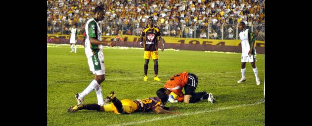 Alexis: Equidad no es patadura | Colprensa, Ibagué | El espigado zaguero John Viáfara y el arquero Nelson Ramos se convirtieron en fichas clave del técnico Alexis García, que aspira a su primer título en la Liga Postobón. De los 20 partidos disputados ganó 9, empetó 6 y perdió 5.