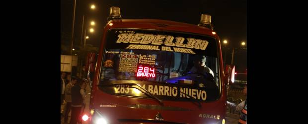 Bus nocturno genera controversia | David Sánchez | A la media noche, el alcalde de Medellín, Alonso Salazar, abordó este bus ya que el que esperaba de la ruta 042 de Santa Cruz Aranjuez, no pasó a tiempo.