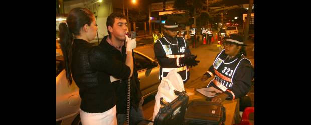 De la prueba nadie se salva | | El conductor debe firmar el documento que arroja el alcosensor, si no lo hace, otro testigo lo hará y el inspector determinará si hay sanción o no.