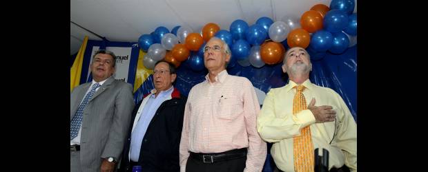 Santos no peca por exceso de triunfalismo | Donaldo Zuluaga | Al acto asistieron, además del dirigente nacional conservador, Carlos Rodado Noriega, los más importantes dirigentes del conservatismo antioqueño. Acompañando a Rodado aparecen los dirigentes Juan Gómez y Manuel Ramiro Velásquez.