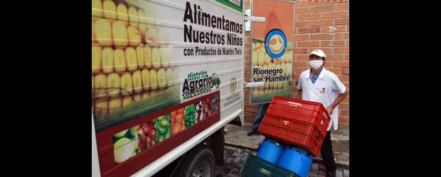 Campeón en nutrición infantil | Róbinson Sáenz | En carros como este se transportan los alimentos de la planta de procesamiento a los colegios. Los campesinos surten a Concívica.
