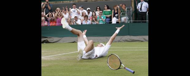 11 horas de tenis de alto riesgo | AP, Wimbledon, | John Isner celebra su hazaña en Wimbledon. Le ganó el quinto set (duró 491 minutos) por 70-68 al francés Nicolas Mahut. El partido más largo era el de Greg Holmes y Todd Witsken en segunda ronda de Wimbledon en 1989, con 5.28.