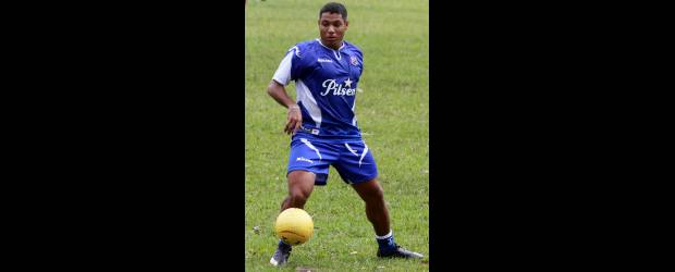 A reforzar al rojo, Martín llegó como un toro | Manuel Saldarriaga | Martín Arzuaga, delantero del Medellín desde el pasado jueves, entrenó ayer en las canchas Las Mellizas de Llanogrande. Potencia y goles para el DIM.