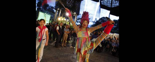 Feria de Flores se lanzó con divertida fiesta | David Sánchez | Muy concurrido estuvo el lanzamiento de la Feria de las Flores en el Orquideorama del Jardín Botánico, que sirvió de escenario para un completo desfile de artistas. El color y la alegría fueron las notas predominantes.