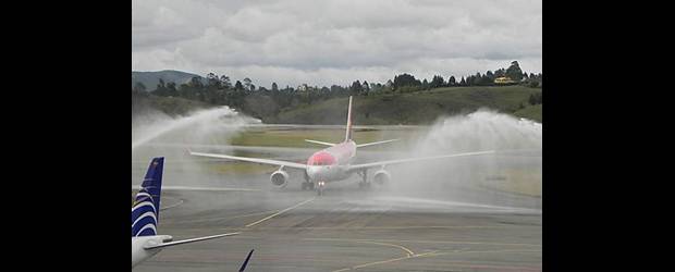 De la Plaza de Botero a la de Cibeles | Cortesía Germán Antía | Con el arco de chorros de agua que lanzaron los carros de los bomberos, se recibió el Airbus 330 de Avianca antes de iniciar su periplo trasatlántico. Mientras tanto en la sala de espera los pasajeros degustaron un rico menú en medio de música y atuendos típicos españoles. Antioquia celebra la conectividad.
