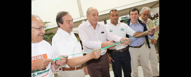 Abrió puertas, el T. Julio C. Hernández | Juan Fernando Cano | Un momento para la historia de la educación superior en el Suroeste, el corte de cinta, a cargo del rector del Tecnológico de Antioquia, Lorenzo Portocarrero; el gobernador de Antioquia, Luis Alfredo Ramos; el presidente de la Fundación Julio C. Hernández , Jorge Hernández, y el alcalde de La Pintada, Pablo Cano.