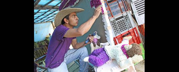 La tradición vive por jóvenes como Martín | Juan Fernando Cano | Flores, cartón, icopor, sacol, silicona y, sobre todo, entrega y dedicación, son los materiales de trabajo de Martín Atehortúa, uno de los jóvenes de Santa Elena que garantizan la supervivencia de la tradición silletera.