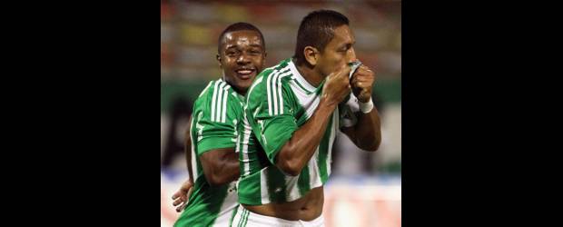 A Nacional le falta más precisión | Julio César Herrera | El capitán Jairo Patiño disfruta con Dorlan Pabón el gol que marcó y y le significó la victoria 1-0 a Nacional sobre el Quindío. Pese a ello, el fútbol de los nacionalistas no convence a la exigente afición verdolaga.