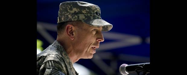 Petraeus duda en salida de Afganistán | Archivo | El general David Petraeus es el comandante de Estados Unidos en Afganistán desde hace dos meses. Dice que la retirada depende de múltiples factores.