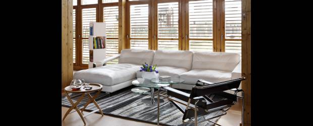Madera, lo más natural | | Una mesa auxiliar y ventanas de madera con efecto persiana son todo un acierto combinado con el sillón cromado y el sofá blanco. En la cocina la madera aporta calidez. Es importante elegir bien el material apropiado para este espacio.