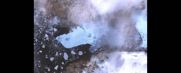 Los siete primeros meses ganan en temperaturas altas | Cortesía Nasa | Este es el iceberg que se desprendió del glaciar Petermann en Groenlandia. Tiene cuatro veces el tamaño de Manhattan. Su longitud es de 70 kilómetros.