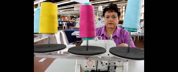 Alicia tiene dos ejemplos de cómo ser emprendedora | Donaldo Zuluaga | Alicia Múnera en el taller de confecciones de Interactuar. Allí, por medio de un convenio en tecnología con el BID, apoyan a los emprendedores.