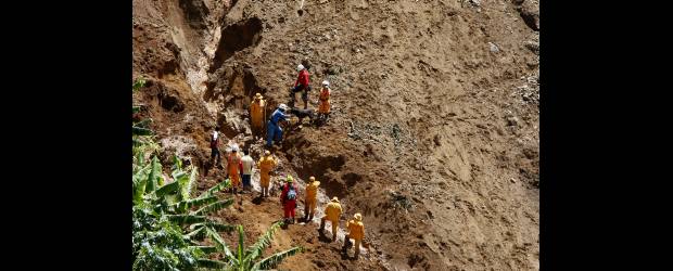 Hugo y Fredy "nacieron" en la montaña de lodo | Jaime Pérez, Enviado Especial, Giraldo | Las labores de rescate para hallar los cadáveres de las diez personas que hasta ahora podrían estar entre las víctimas se prolongarán durante dos semanas. La remoción de material es muy lenta. Ayer solo habían evacuado 1.500 metros cúbicos de un total de 100 mil metros cúbicos que cayeron el pasado lunes.
