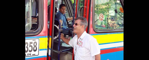 Aprenda a no vivir "al debe" | Manuel Saldarriaga | Carmelo Castrillón se desempeña como controlador de buses en la Flota La Milagrosa. El hombre agradece a Comfenalco que le haya prestado lo que necesitaba para salir del "gota a gota" que pagó durante cuatro años. El programa de crédito se ha fortalecido gracias a los empresarios que alertan sobre el riesgo de los empleados que acosados por las deudas acuden a los "paga diario".