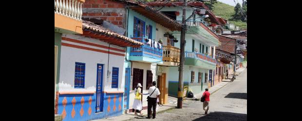 Quebraditas: fiesta del color | Juan Antonio Sánchez, Enviado Especial, Jericó | El sol matinal sobre las fachadas coloridas le agrega un brillo especial a las casas de Las Quebraditas, en cuyos habitantes se despertó una conciencia cívica para mantener bonito el barrio. Hasta las propiedades del sector se valorizaron.
