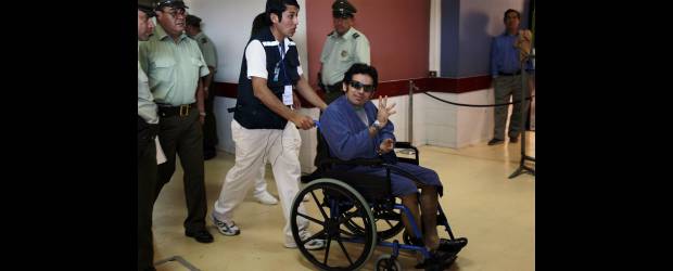 Primer paso para renacer | Reuters - Copiapó, Chile | Jimmy Sánchez, soltero de 18 años, es el más joven de los 33 mineros y uno de los más asustados tras el rescate que le devolvió a la libertad. Sánchez, el quinto en salir de la mina, quería dejar el trabajo y volver al colegio antes del accidente. Se encuentra en el Hospital de Copiapó en observación.
