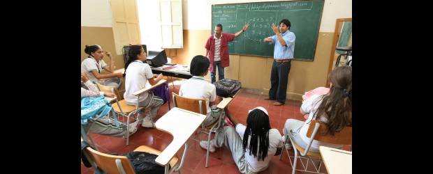 Están aislados en un mundo sordo | Juan Antonio Sánchez | Entre los intérpretes del Lenguaje de Señas Colombiana suelen ser comunes las enfermedades relacionadas con las manos por los movimientos que tienen que hacer. Fotos en Ciesor.