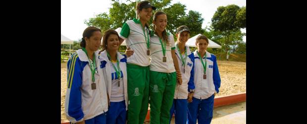 Universitarios, al son del 1-2-3 | Cortesía Ascun-coldeportes, Bucaramanga | Las chicas de la U. de A. consiguieron el cetro del voleiplaya de los Juegos Universitarios Nacionales que terminaron, el fin de semana, en Bucaramanga.