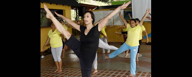 De París a Bolombolo, el regalo de Patricia | Jaime Pérez | Con Patricia se movieron, se estiraron y gozaron estas mujeres que quieren salir adelante con el apoyo de la Fundación Sueños por Colombia. Con ellas estuvo la fundadora, Consuelo Zuluaga de Echavarría. "No solo las capacitamos para el empleo, también les ayudamos a curar el alma arrugadita", comentó.