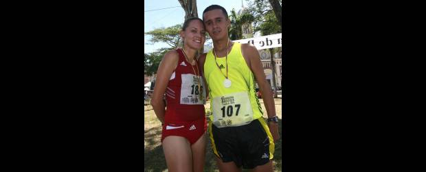 Cejeños ahorraron más en Cotrafa | Archivo | Víctor Ocampo fue el ganador de la Carrera Navideña Cotrafa, que en 2010 convocó a más de 1.100 atletas. Acá junto a su esposa, Carolina Tabares.