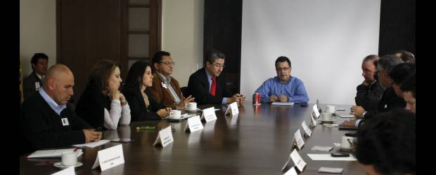 Fracasó el último intento: Gobierno definirá salario mínimo por decreto | Colprensa | Sin éxito terminaron las reuniones de la Comisión de Concertación Laboral que pretendía acordar con los trabajadores el aumento salarial para 2011. En el centro, el ministro de Protección Social, Mauricio Santamaría Salamanca.