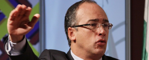 La reconstrucción, el desafío de 2011 | Robinson Sáenz | En lo que se refiere a nueva emisión de deuda por cuenta de la ola invernal, el ministro de Hacienda, Juan Carlos Echeverry Garzón señaló que sólo se emitiría una de muy corto plazo mientras se alcanzan los recursos de más largo plazo. El objetivo de su despacho es utilizar recursos sanos de manera que no se afecte el endeudamiento de la Nación, precisó el Minhacienda.