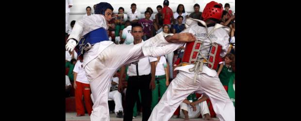 Inspirados en Jackie Chan y Drangon Ball Z | Manuel Saldarriaga, Enviado Especial, Necoclí | Víctor Patiño, con el protector azul, le entregó la medalla de oro a Sabaneta en la categoría pesada del taekwondo, tras su victoria sobre Edward González, de La Estrella. Un torneo que tuvo mucha presencia de público.