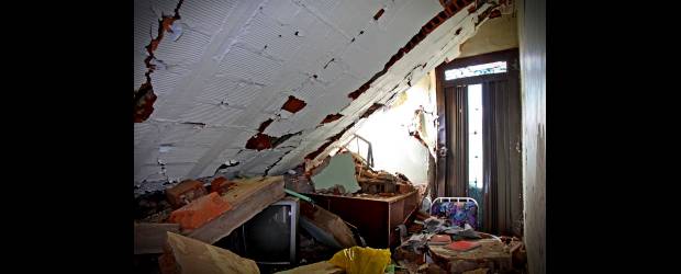 Huellas en los muros | Juan Fernando Cano | El 5 de diciembre de 2010, en el sector Calle Vieja, del municipio de Bello, una avalancha dejó a 82 personas muertas, en su gran mayoría niños. En 14 días los organismos de socorro rescataron los cuerpos de todas las víctimas.